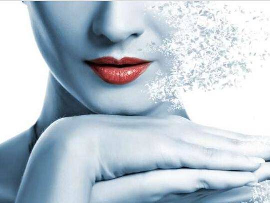 皮膚管理美容師與顧客頃聽銷售技巧